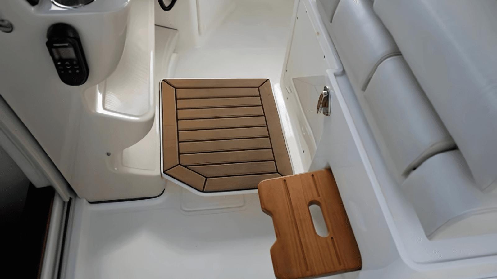 Купить яхту 35 ft 2020 Boston Whaler 350 Realm, Yacht Kings - Boston Whaler в Shestakov Yacht Sales