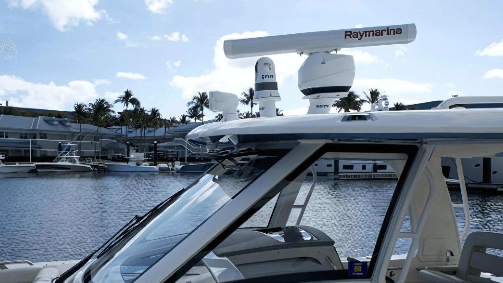 Лучшие предложения покупки яхты 35 ft 2020 Boston Whaler 350 Realm, Yacht Kings - Boston Whaler