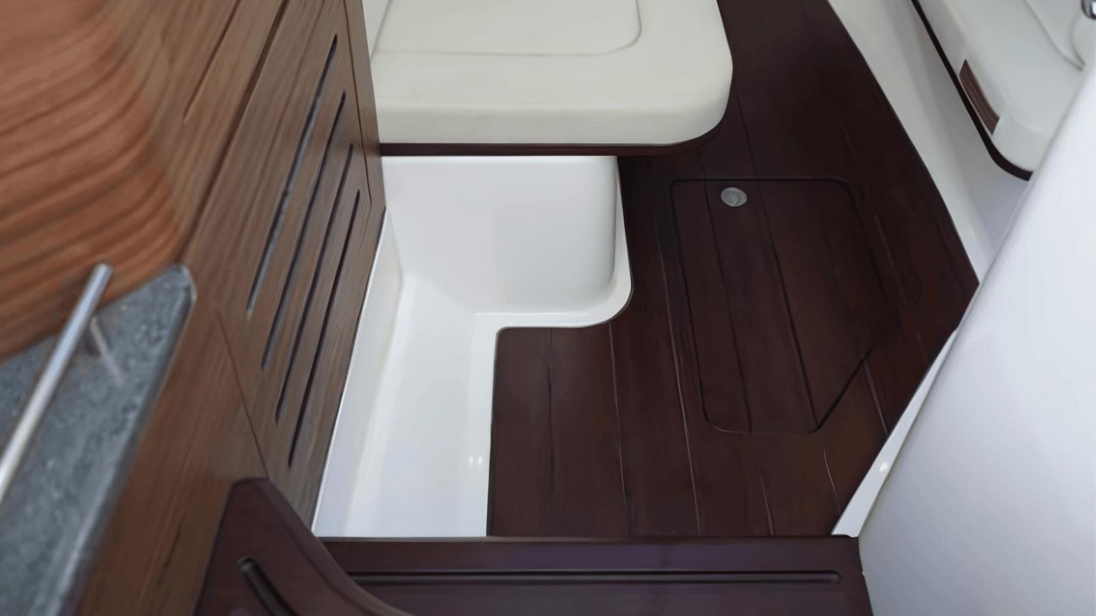 Стоимость яхты 35 ft 2020 Boston Whaler 350 Realm, Yacht Kings 2020