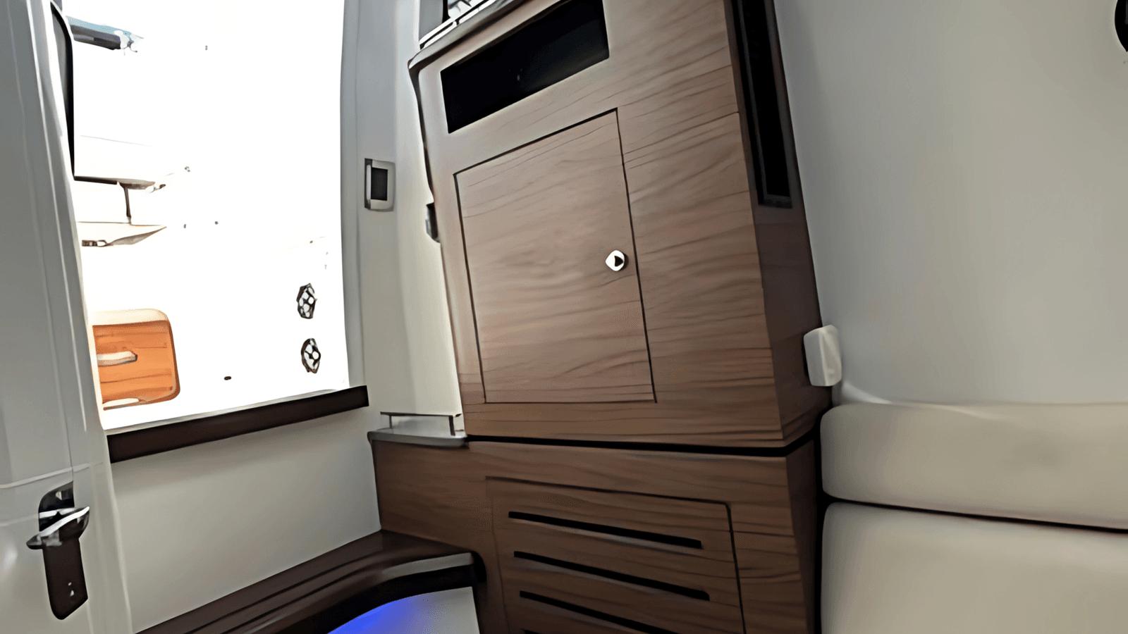 Лучшая цена на 35 ft 2020 Boston Whaler 350 Realm, Yacht Kings