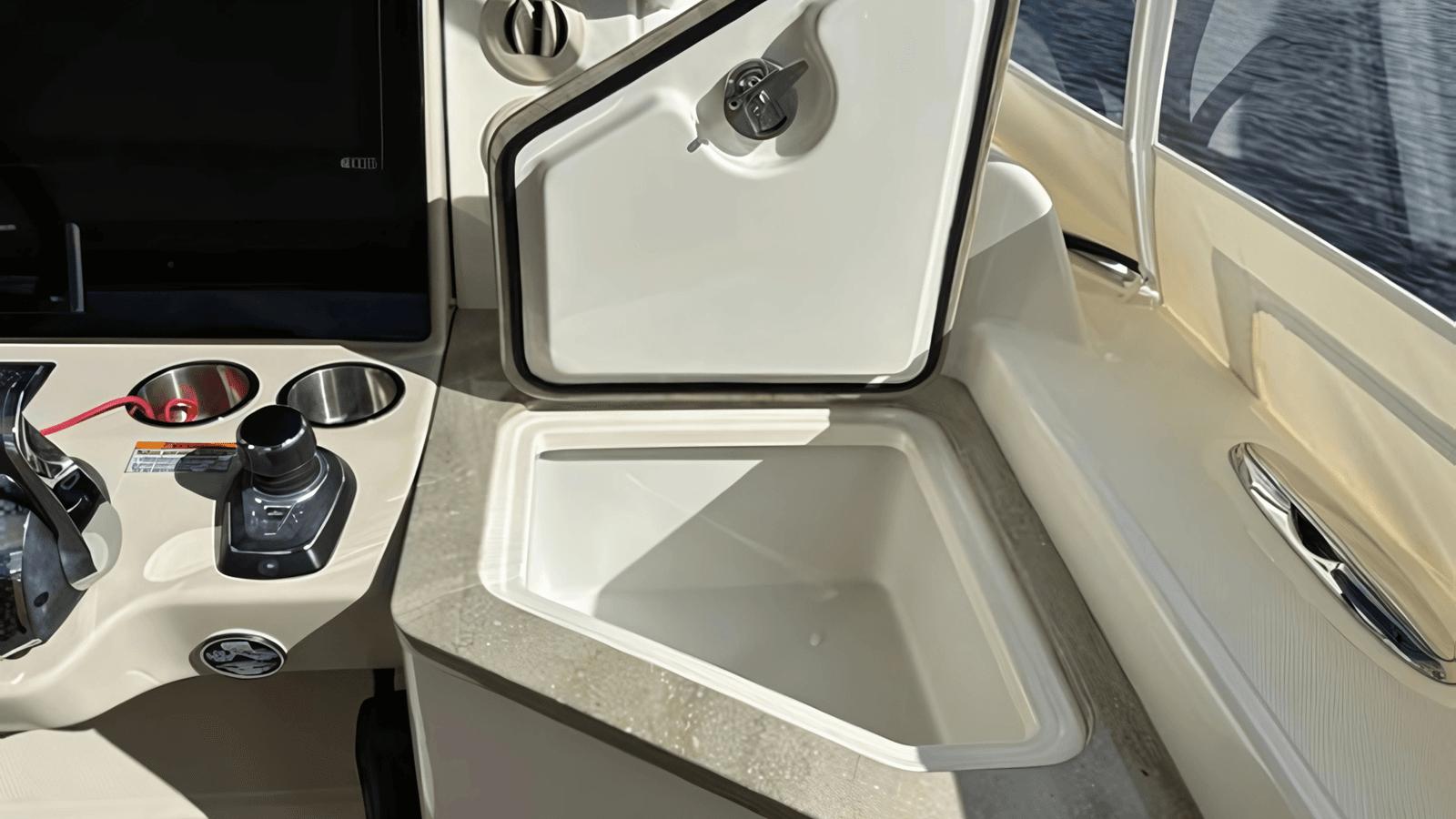 Лучшие предложения покупки яхты 35 ft 2020 Boston Whaler 350 Realm, Yacht Kings - Boston Whaler