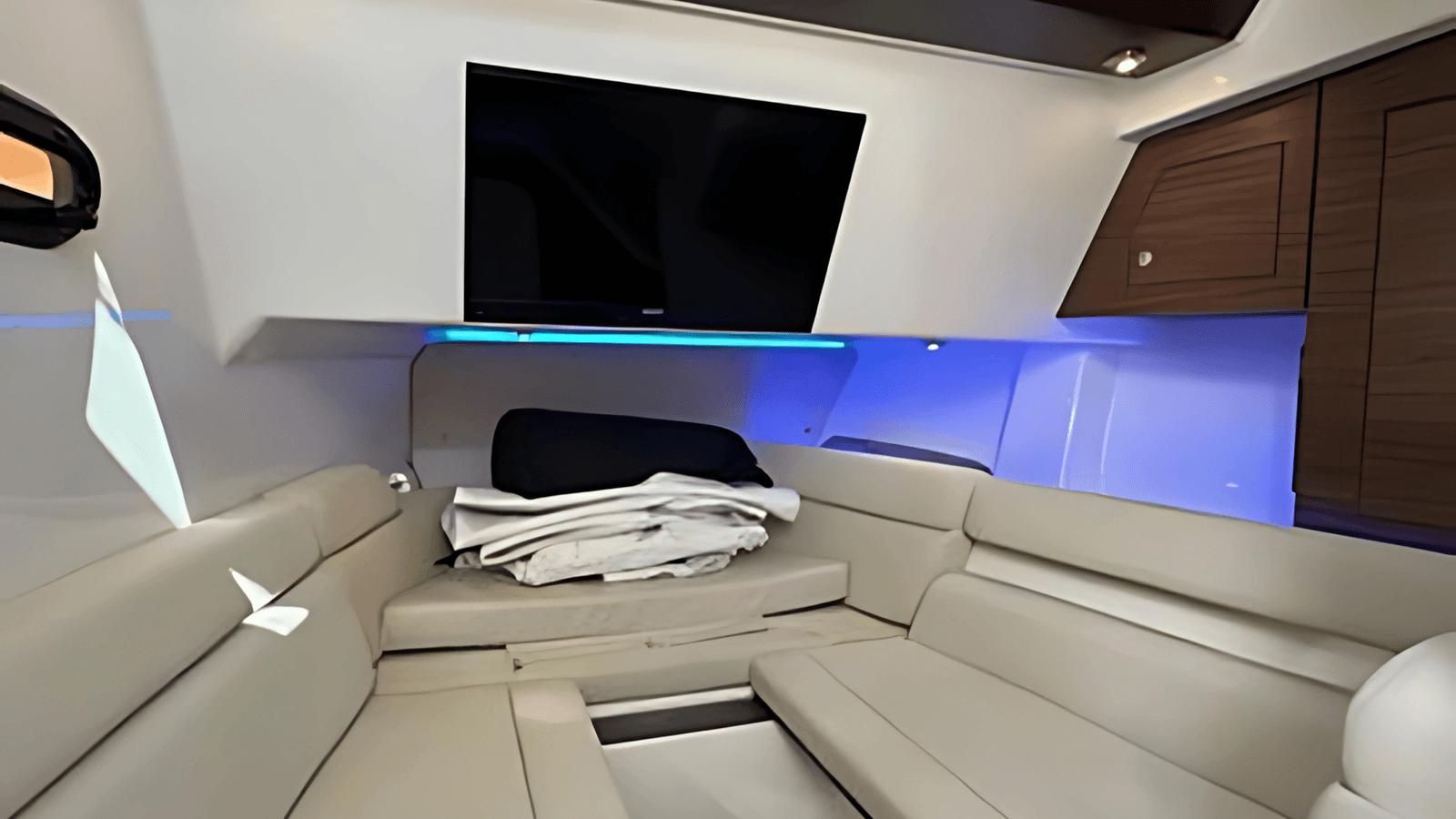 Стоимость яхты 35 ft 2020 Boston Whaler 350 Realm, Yacht Kings 350 Realm