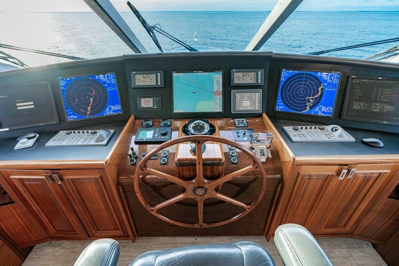 Купить яхту SIMPLICITY 112 в Shestakov Yacht Sales