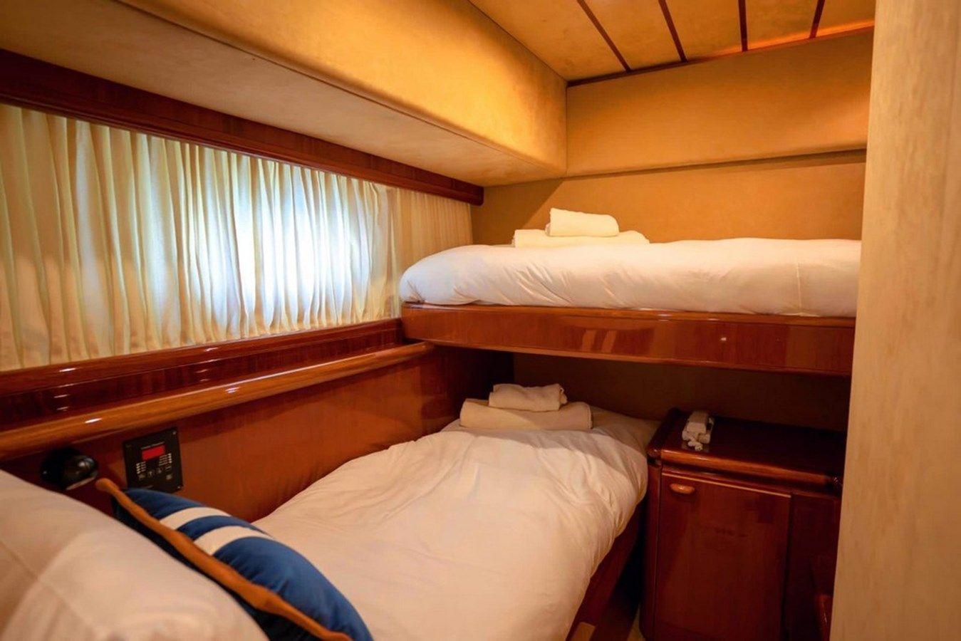 FERRETTI 70 FLYBRIDGE