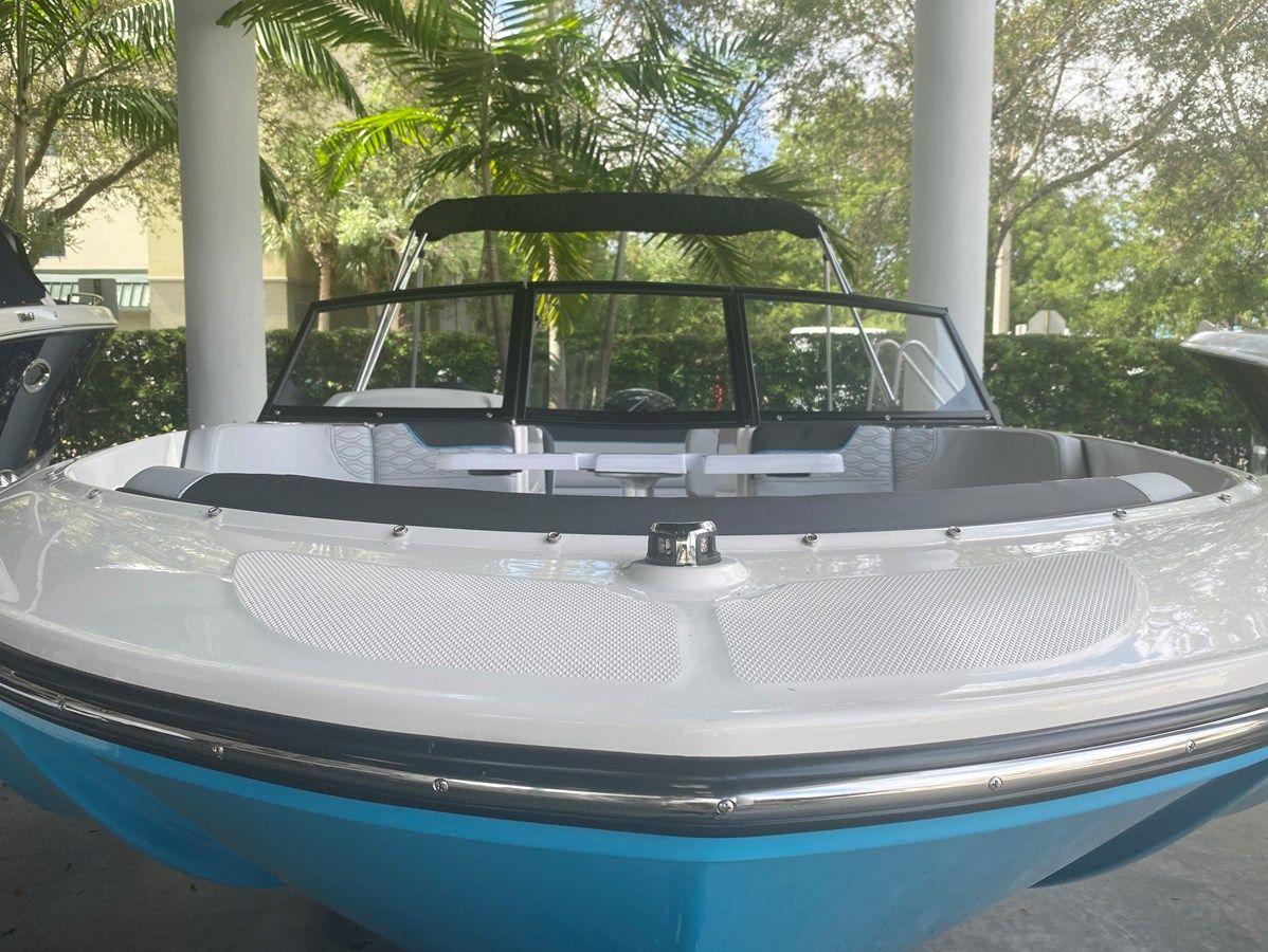 Купить яхту Bayliner 19 в Shestakov Yacht Sales