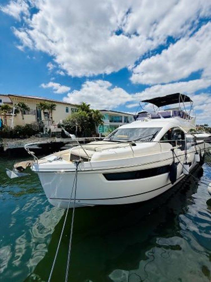 La Vida Boca yacht sale