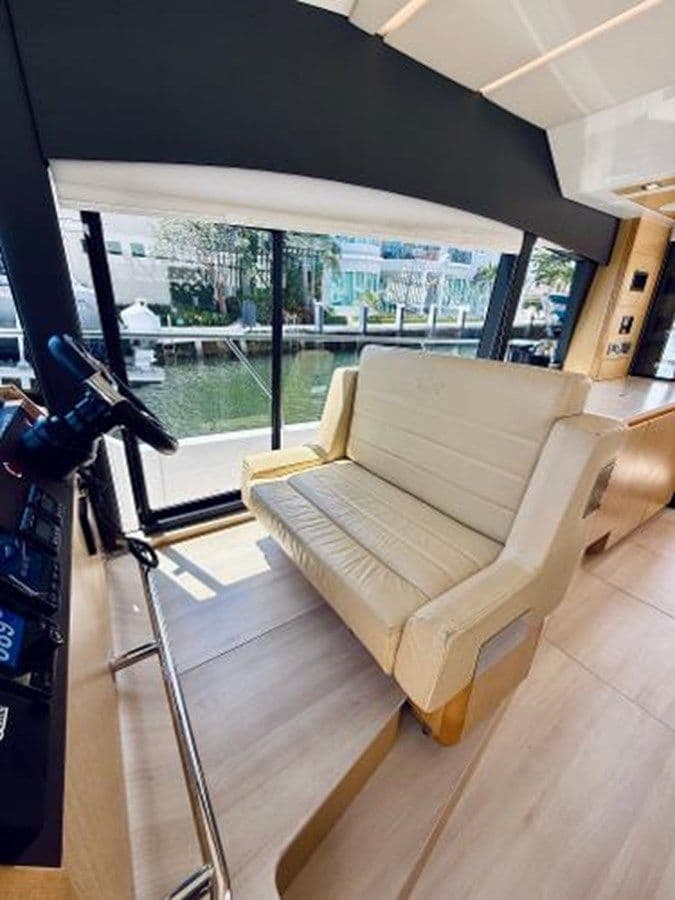 Buy a La Vida Boca - SEALINE at Shestakov Yacht Sales