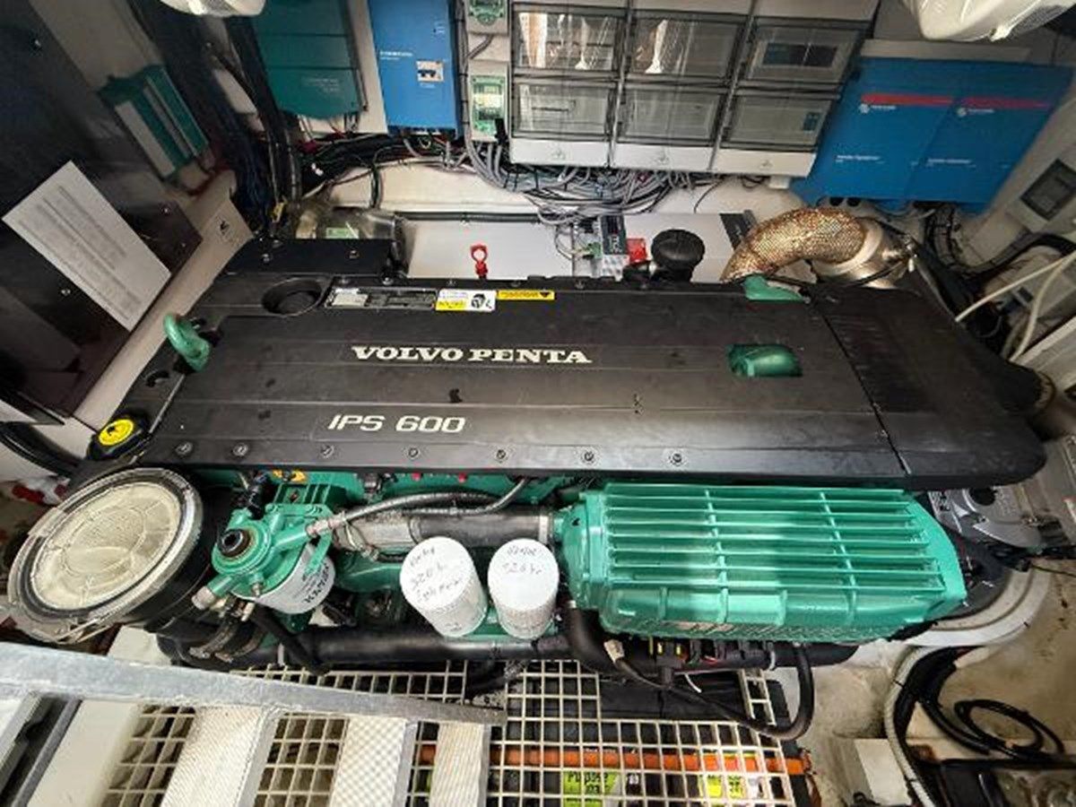 La Vida Boca yacht sale