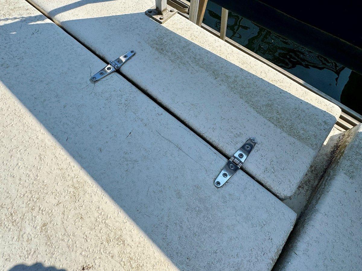 Buy a yacht Dragonfly Chaser - GIBSON