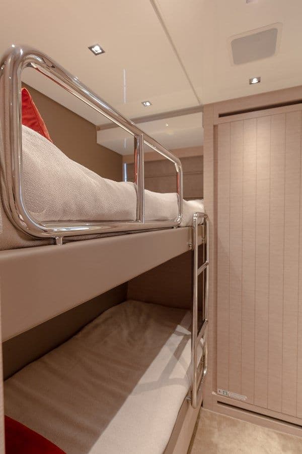 the best price on REGINE OF CANNES