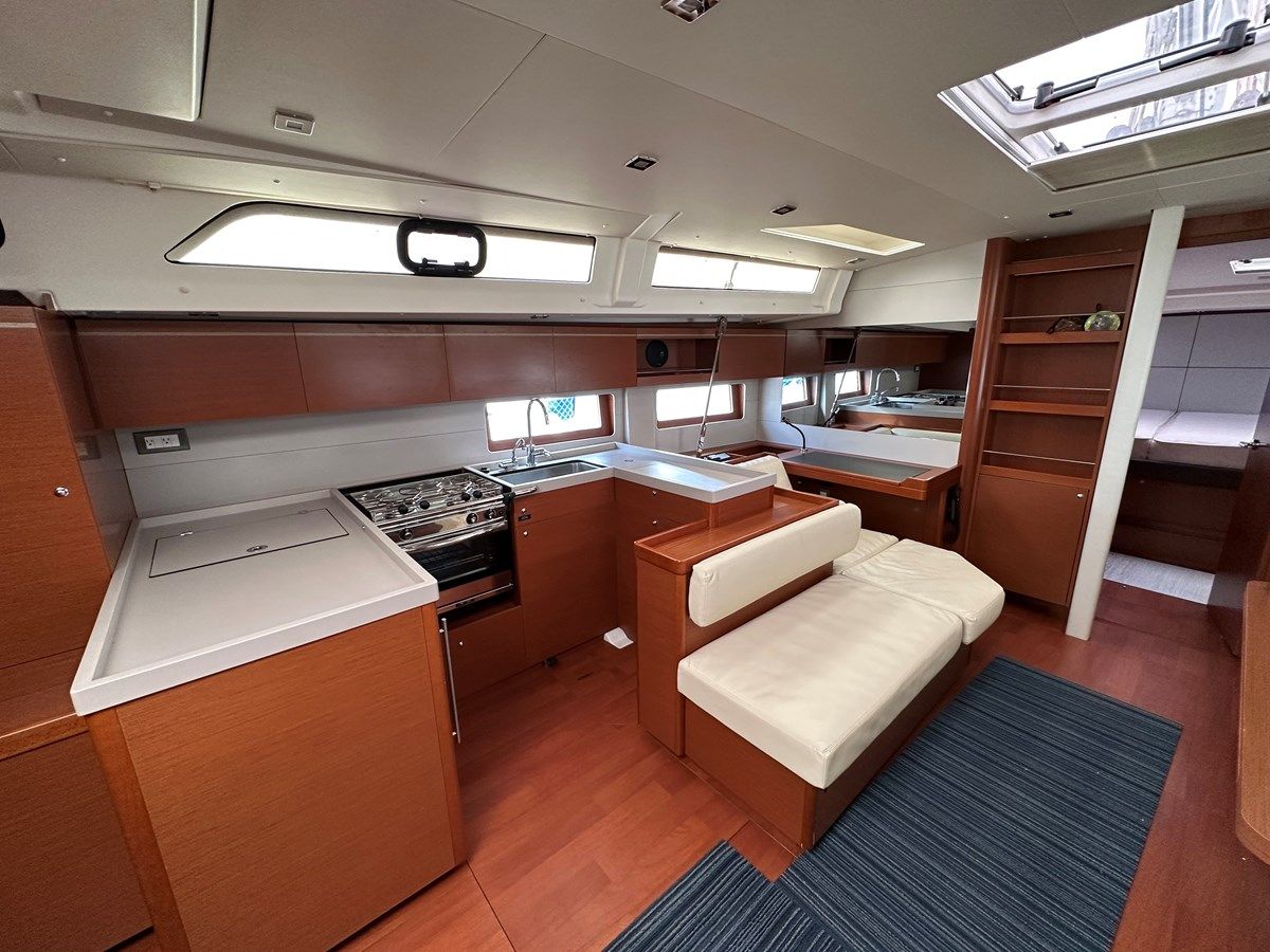 Купить яхту VITAE MAGNA Oceanis 51.1 в Shestakov Yacht Sales