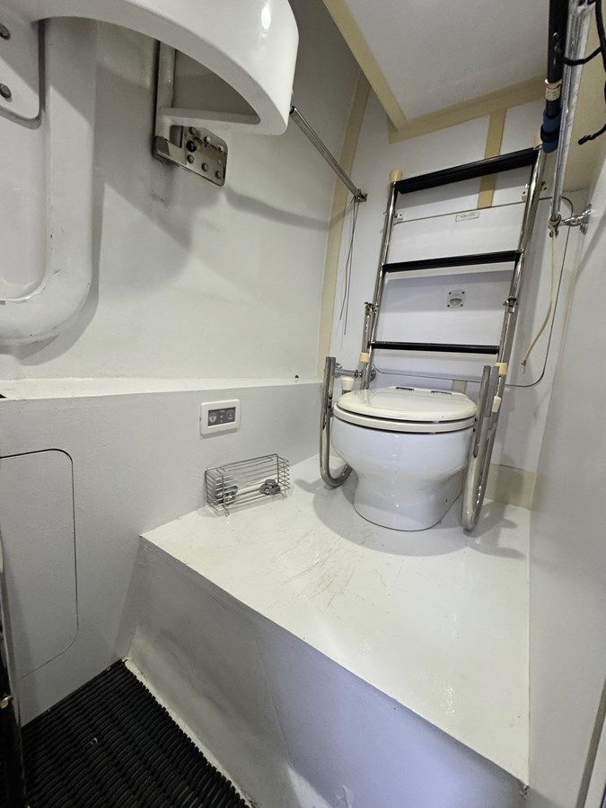 QUEEN MARA - Hatteras yacht sale