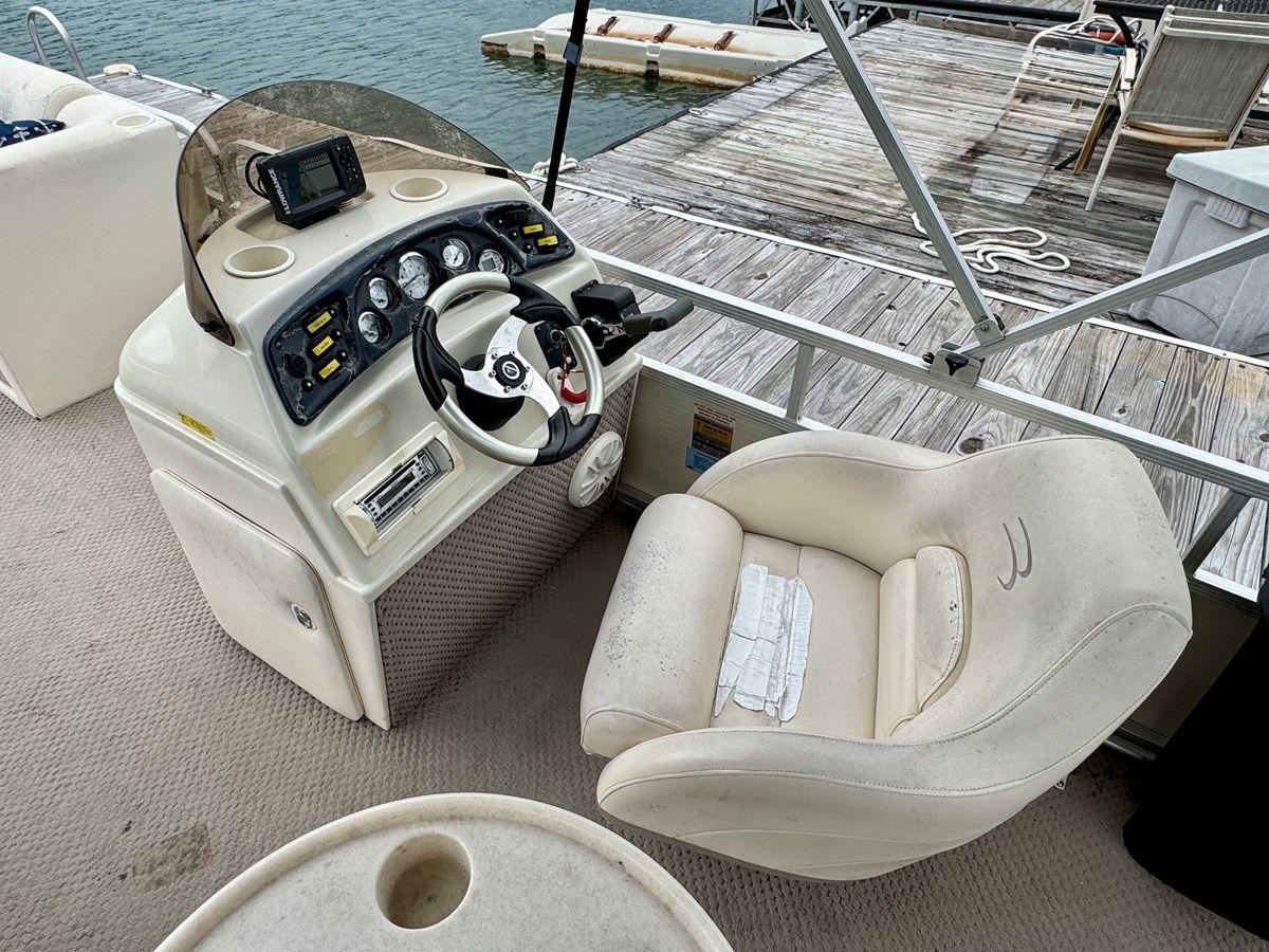 Buy a 02 Bennington 257L Pontoon NLSQ 257L Pontoon Boat at Shestakov Yacht Sales