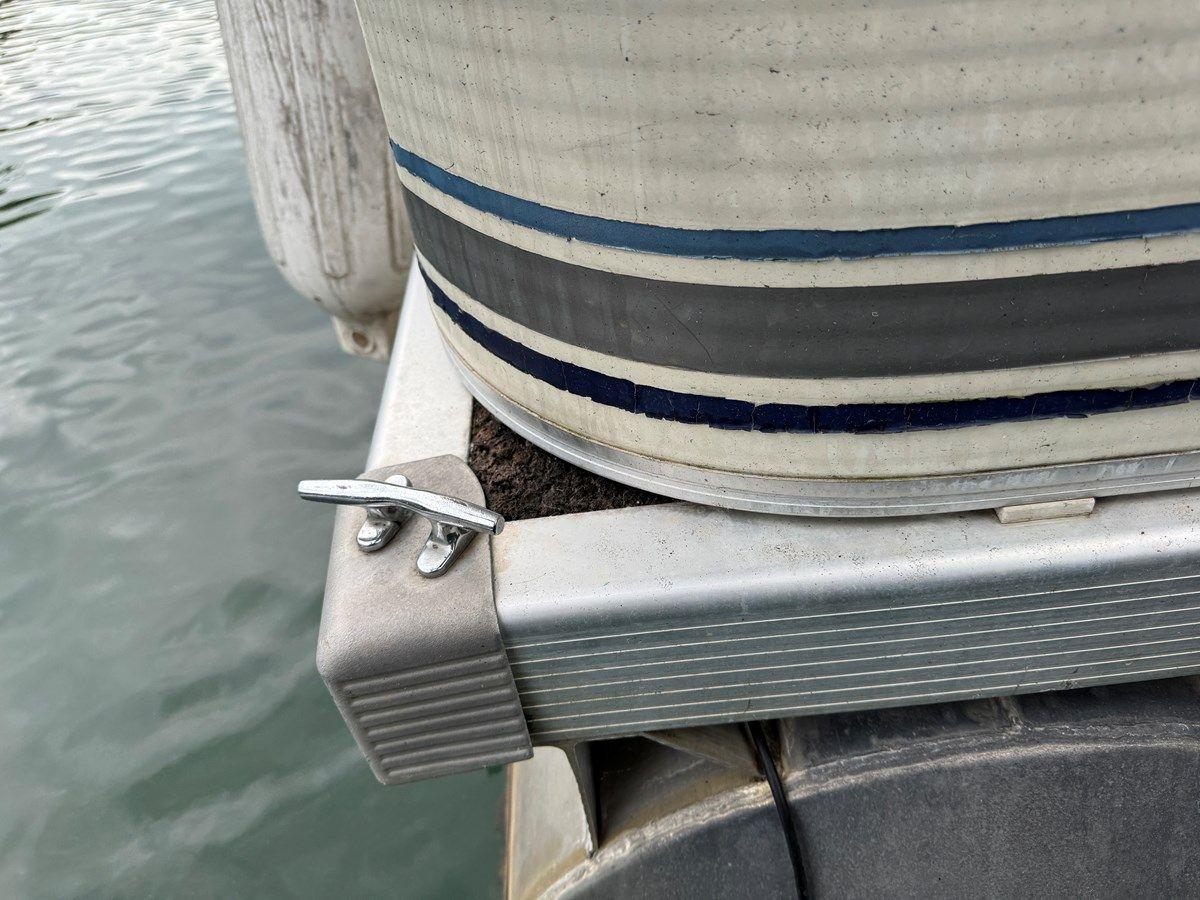 best yacht sales deals 02 Bennington 257L Pontoon NLSQ 27