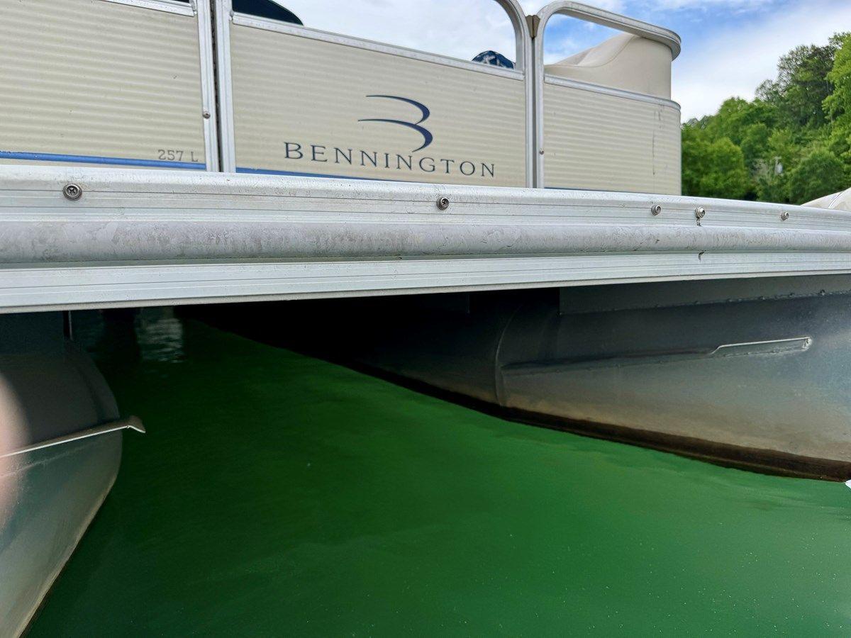 02 Bennington 257L Pontoon NLSQ - BENNINGTON