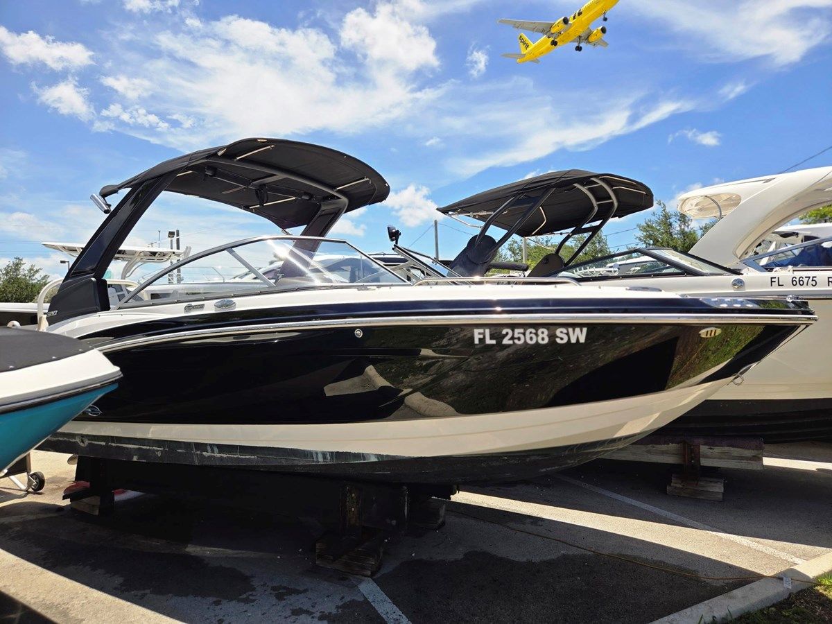 best yacht sales deals 2021 Chaparral 230 Suncoast - Chaparral