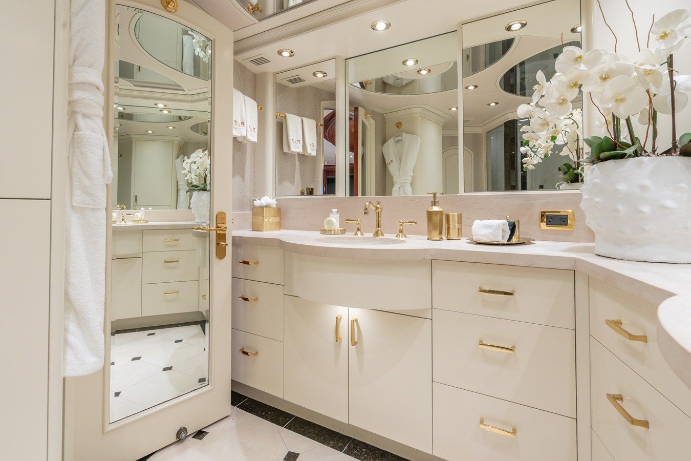 Лучшая цена на RISK AND REWARD Raised Pilothouse