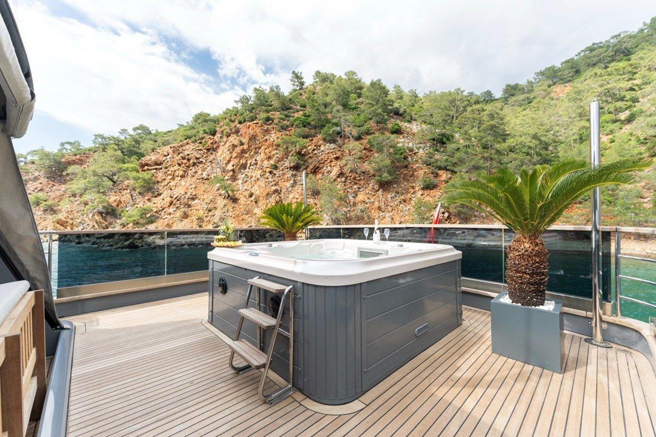 27 M DELUXE MOTOR YACHT price