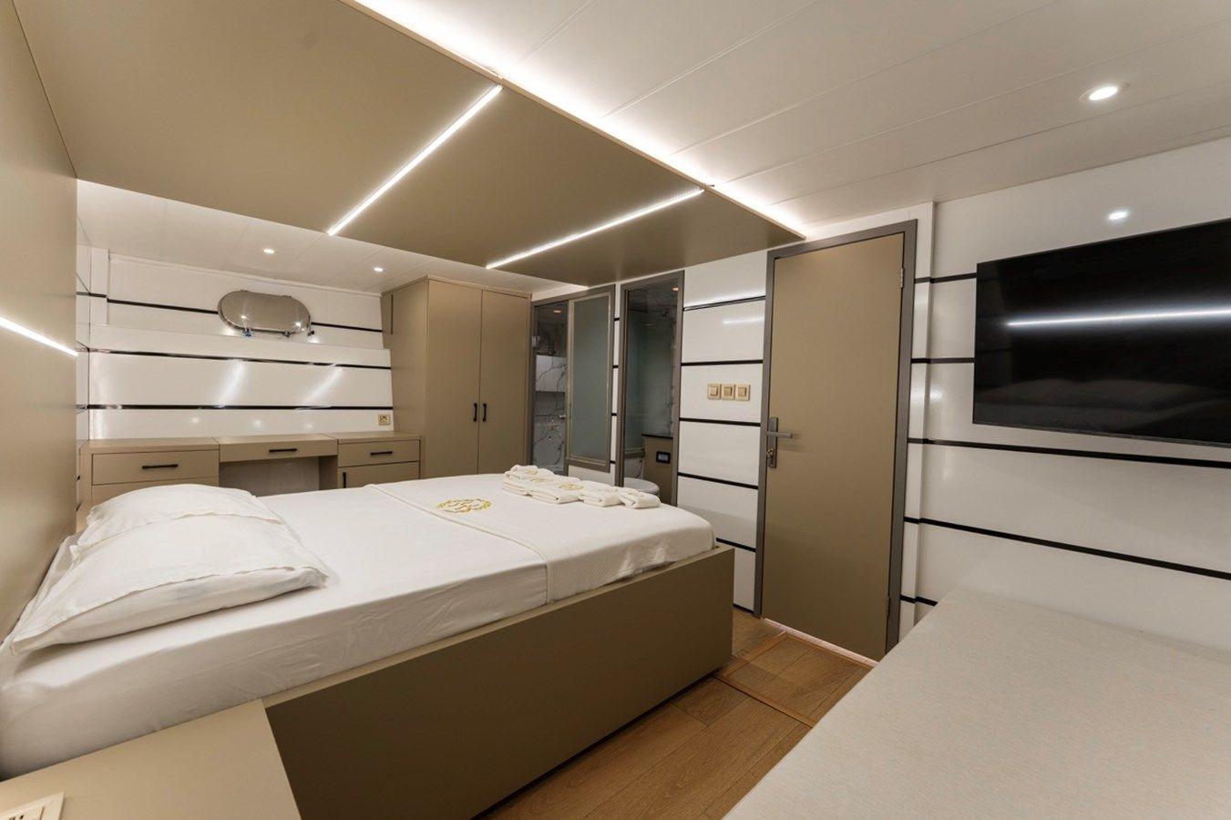 27 M DELUXE MOTOR YACHT - Falcon Yachts