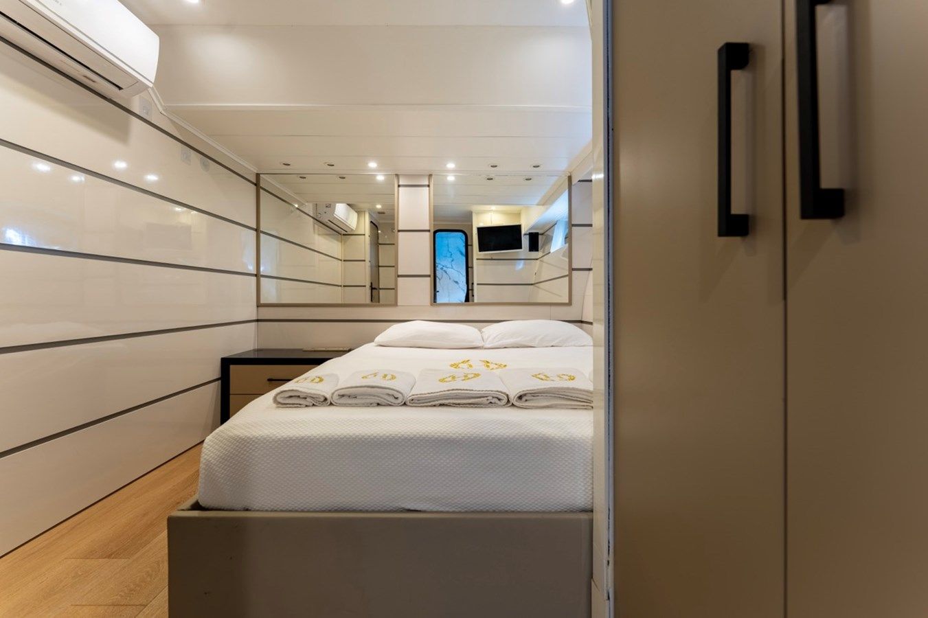 Buy a 27 M DELUXE MOTOR YACHT 1988 at Shestakov Yacht Sales