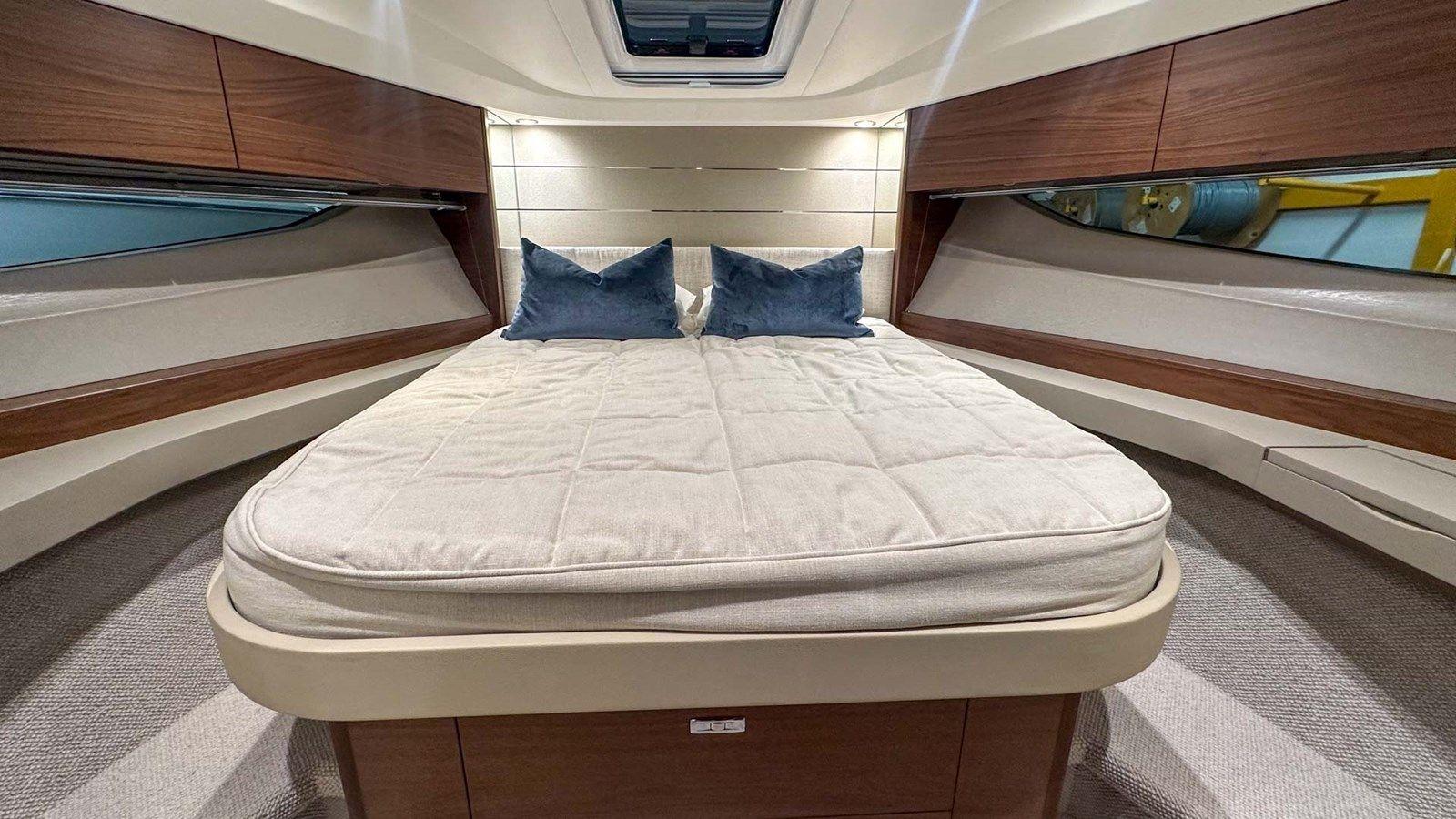 Buy a yacht Princess V40 (V40185) 2024