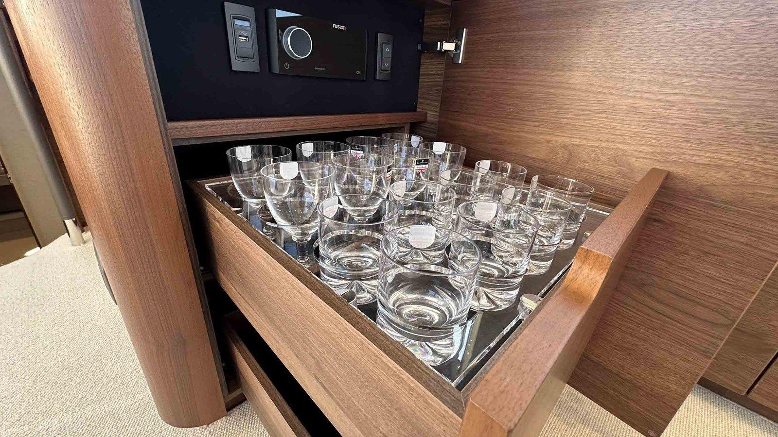 Buy a yacht Princess F65 (F65012)