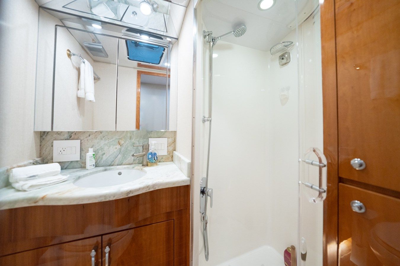 the best price on VENTURA 2005