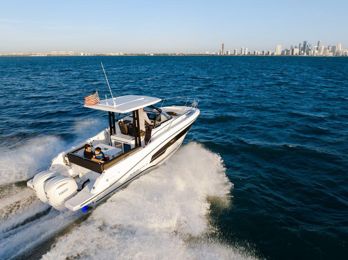 Buy a Jeanneau Leader 9.0 WA S2 29 at Shestakov Yacht Sales