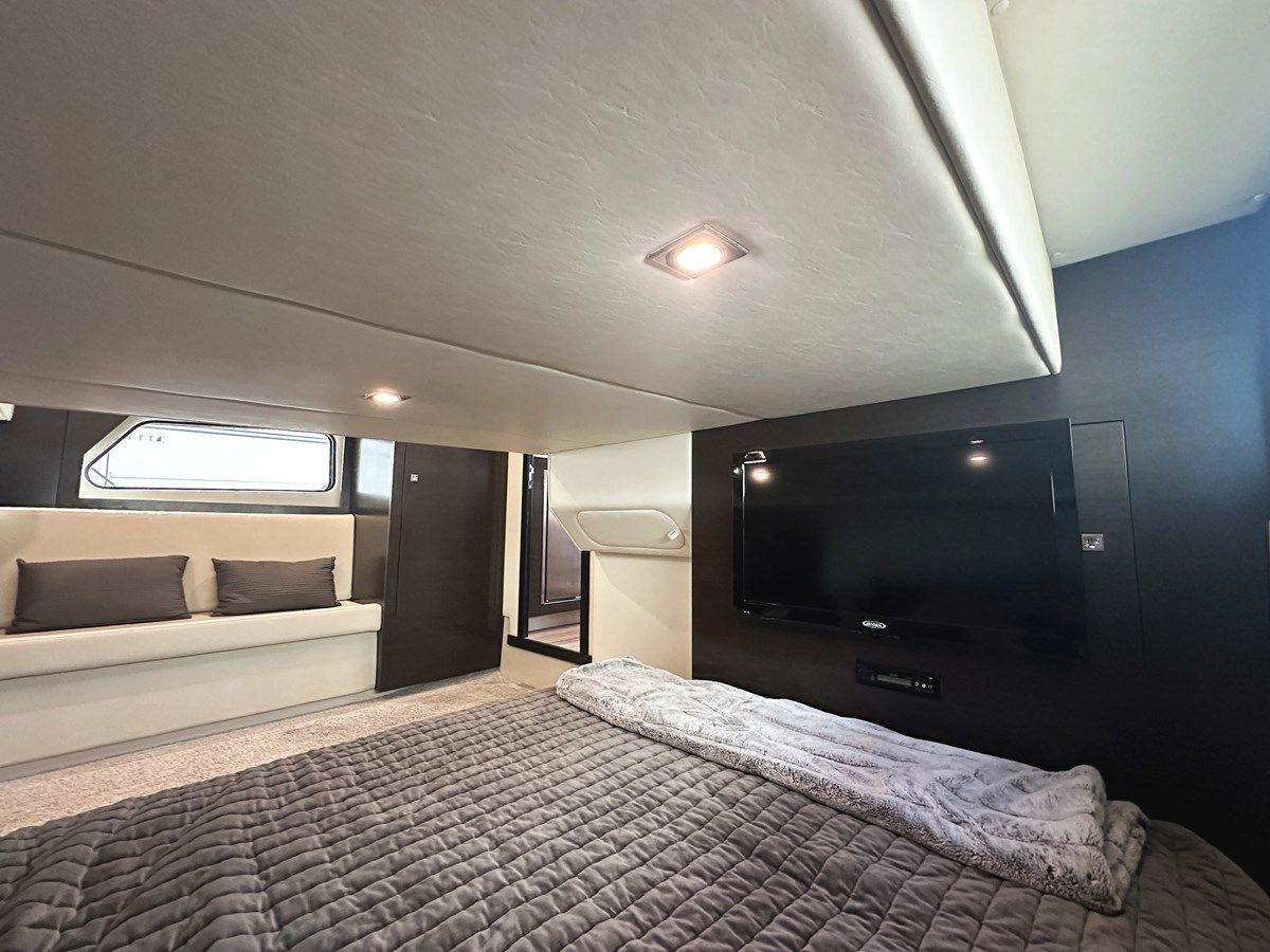 LUX LIFE 390 Express Coupe yacht sale