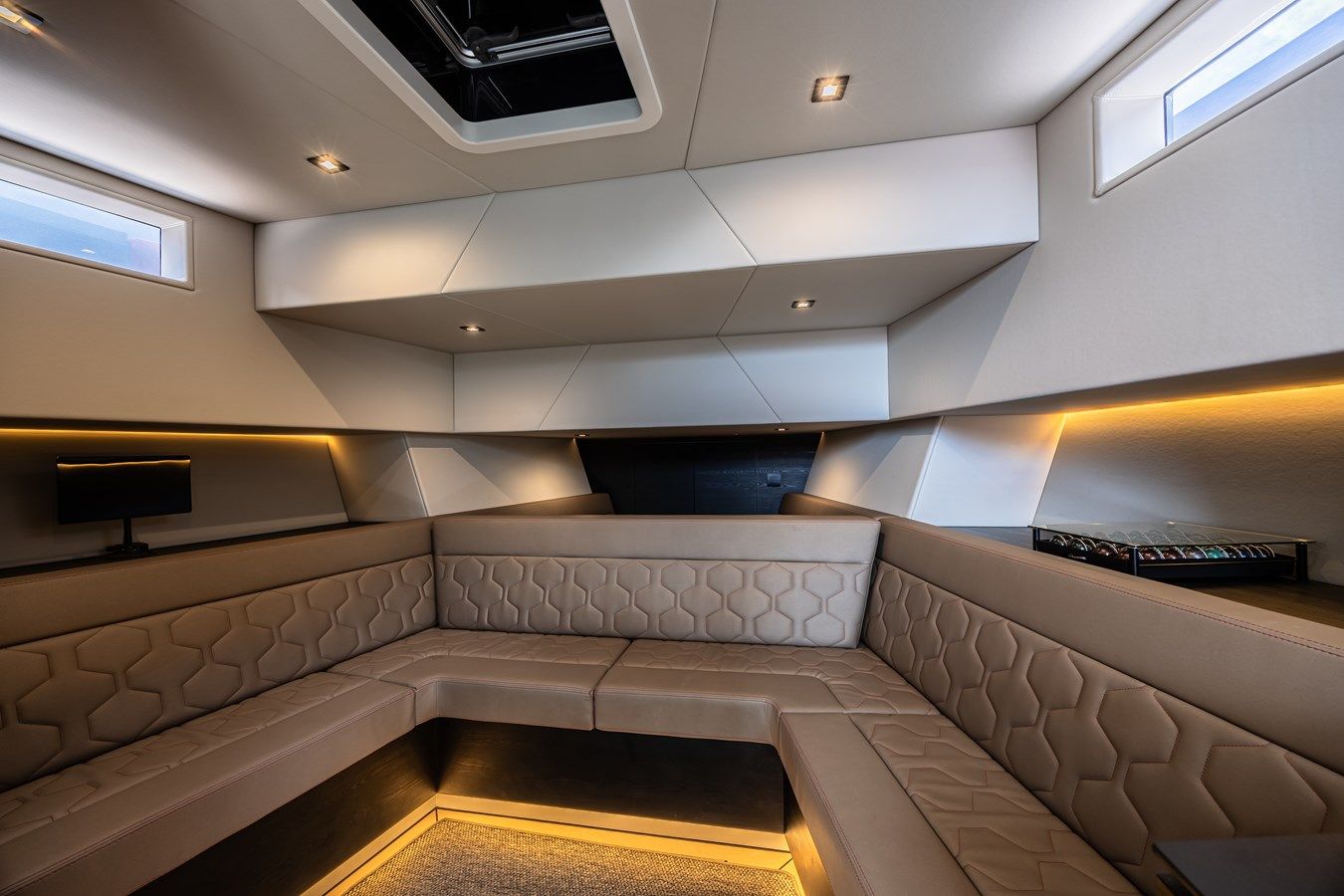 Buy a yacht Moonshot - VANQUISH YACHTS