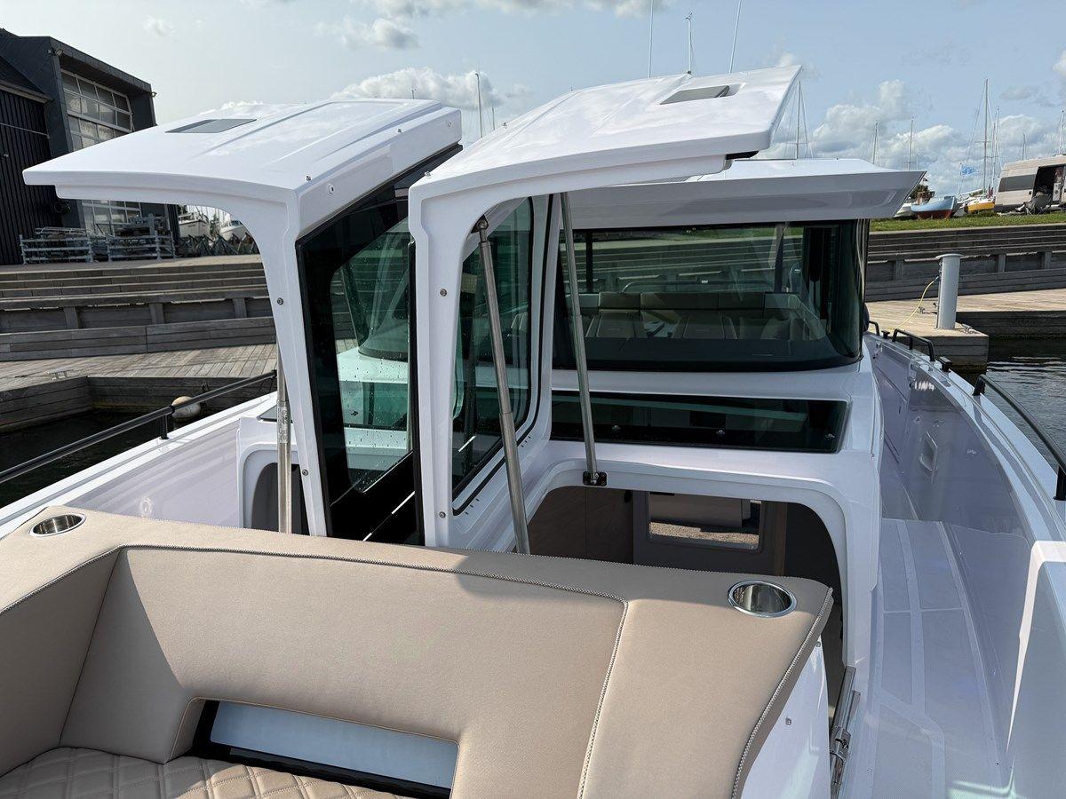 Axopar 45 XC Cross Cabin BRABUS - Axopar price