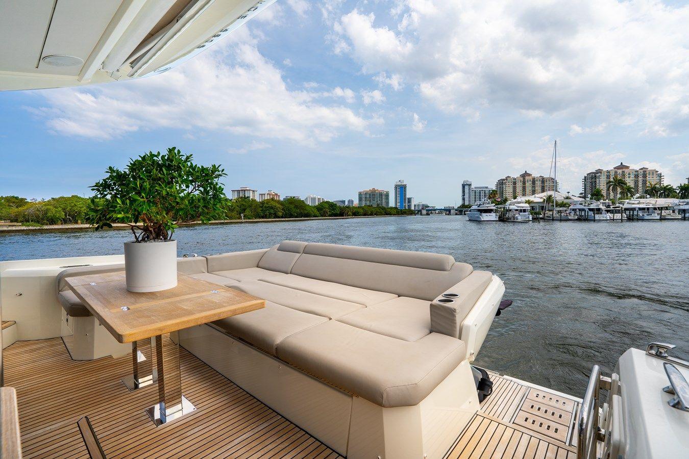 Buy a yacht 2019 Prestige 590S - PRESTIGE