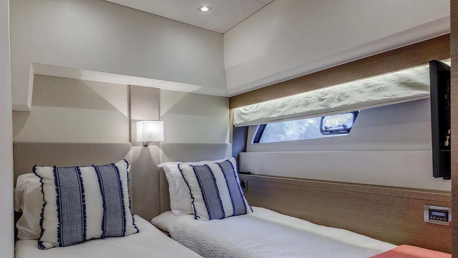 Купить RELENTLESS 560 Flybridge