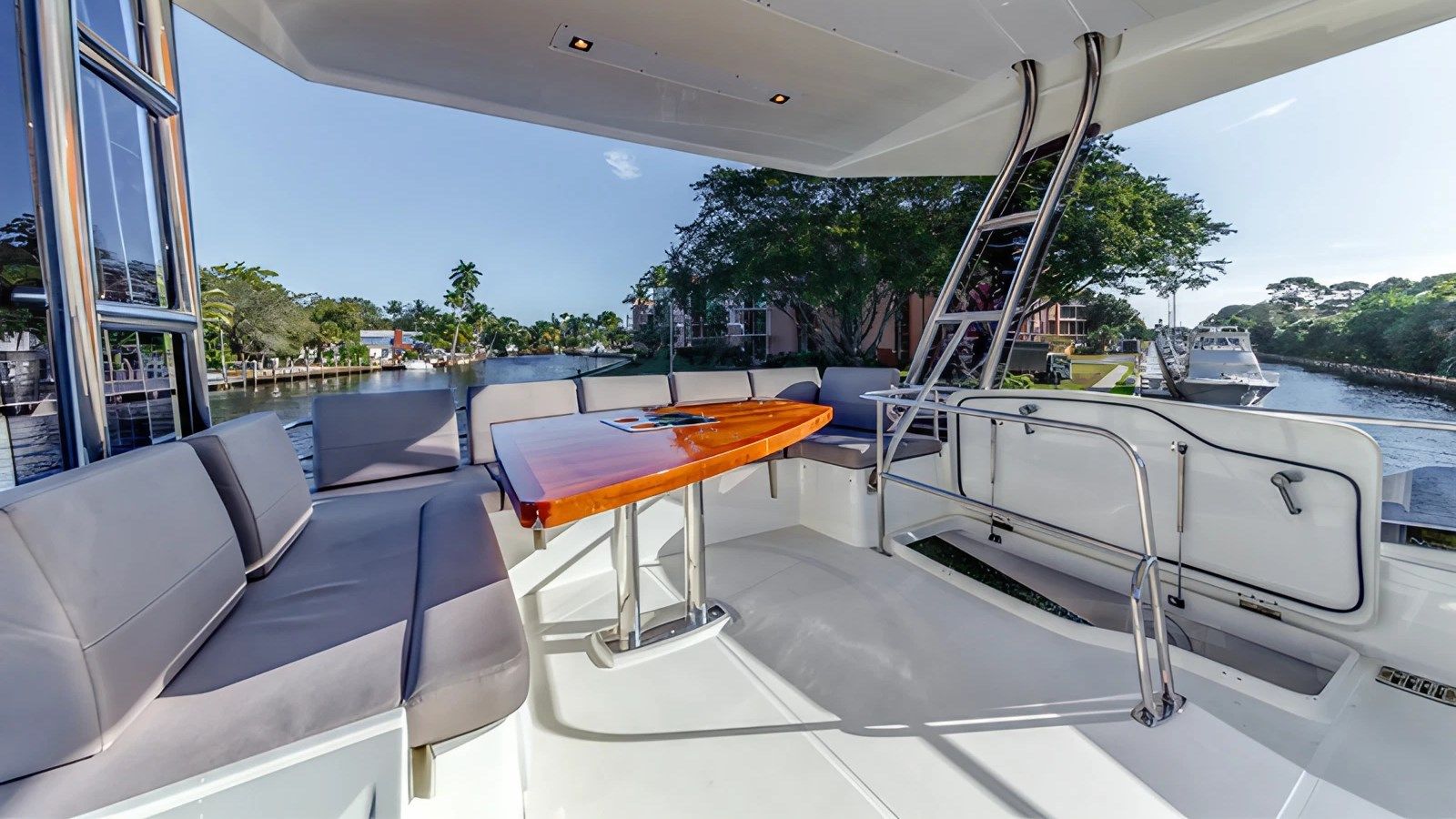 Продажа яхты RELENTLESS - PRESTIGE