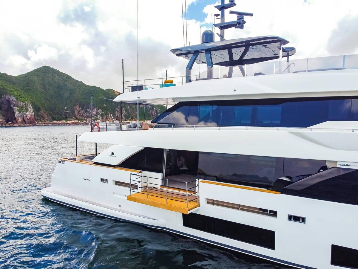the best price on Custom Line Navetta 33