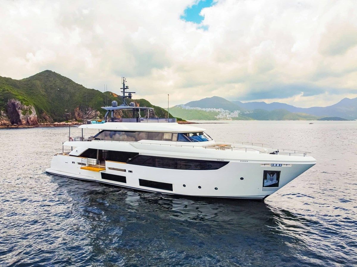 Custom Line Navetta 33 - FERRETTI CUSTOM LINE