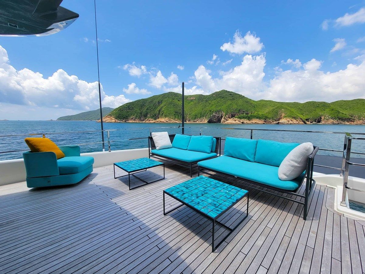 Custom Line Navetta 33 - FERRETTI CUSTOM LINE