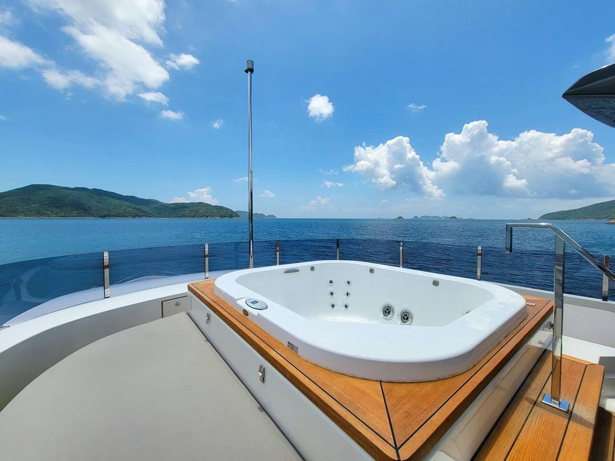 Buy a yacht Custom Line Navetta 33 2019