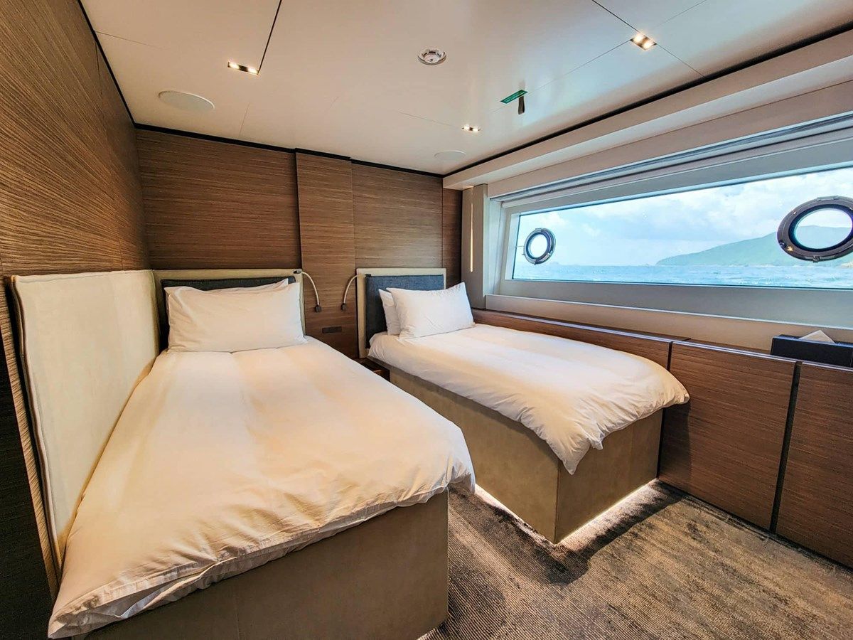 Custom Line Navetta 33 - FERRETTI CUSTOM LINE