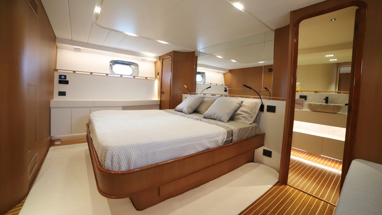 Купить MAVERICK - Falcon Yachts