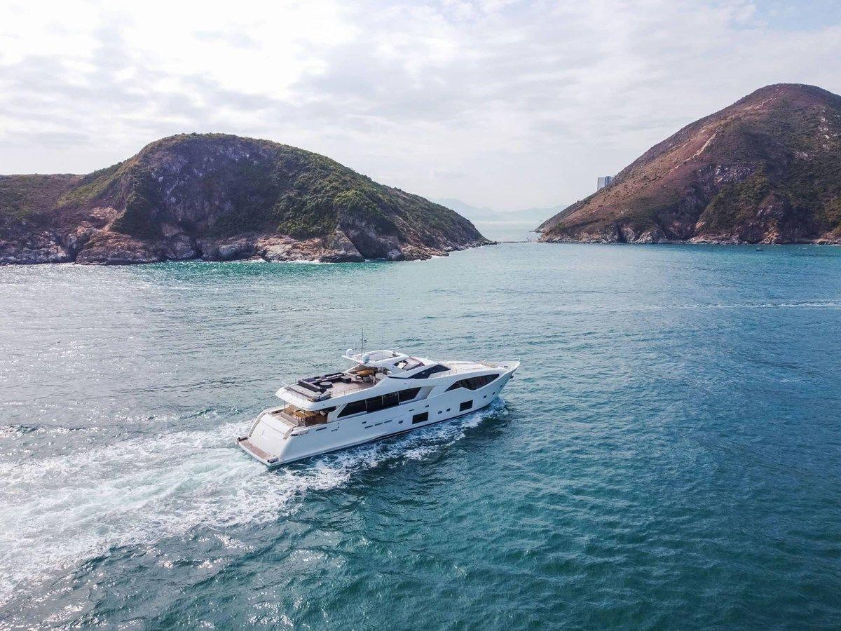 Buy a yacht Custom Line 108 107