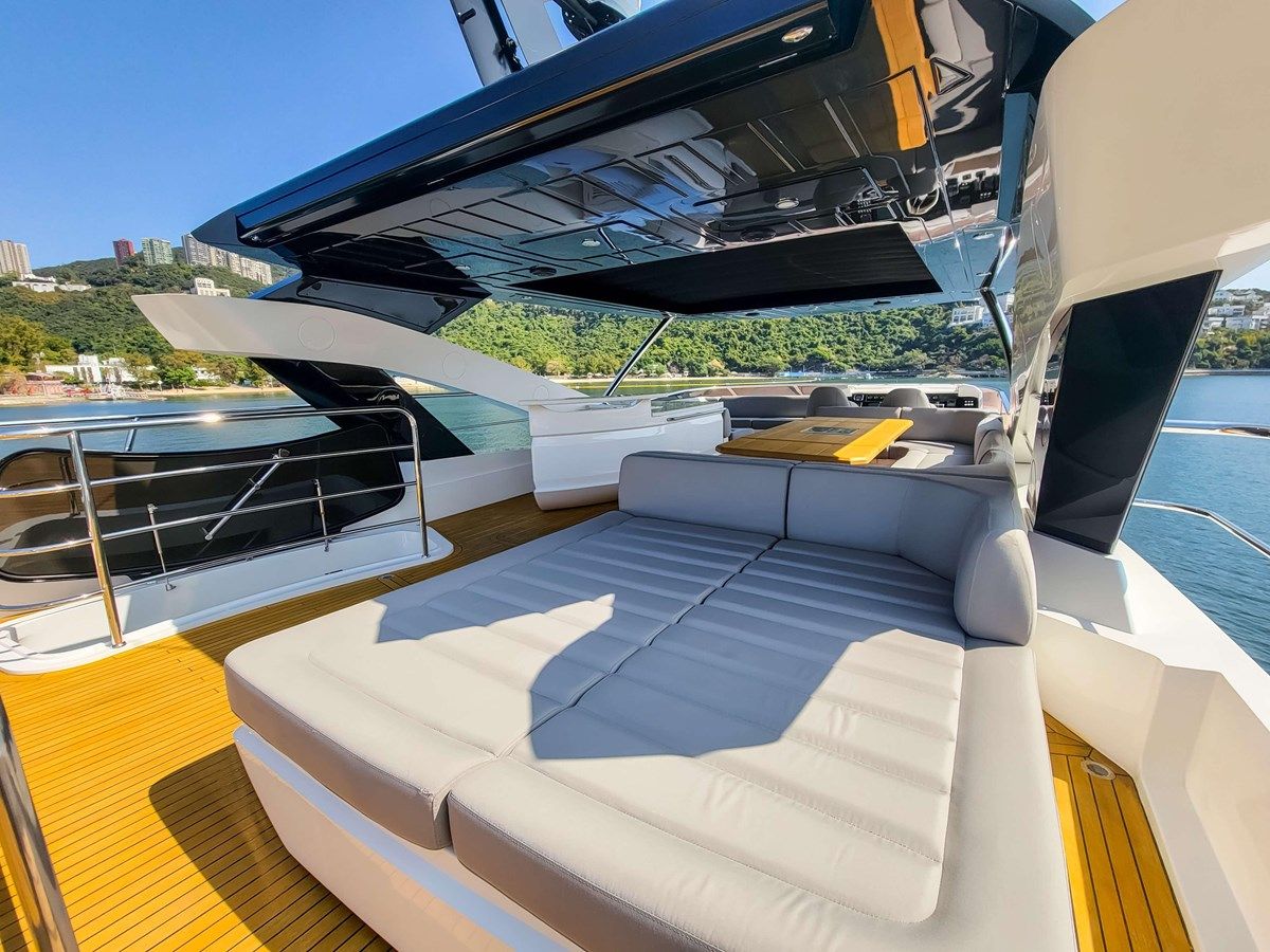Buy a yacht Sunseeker 86 Yacht 2016