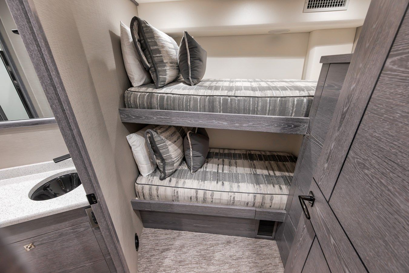 Стоимость яхты LADY SURFBUM 2024