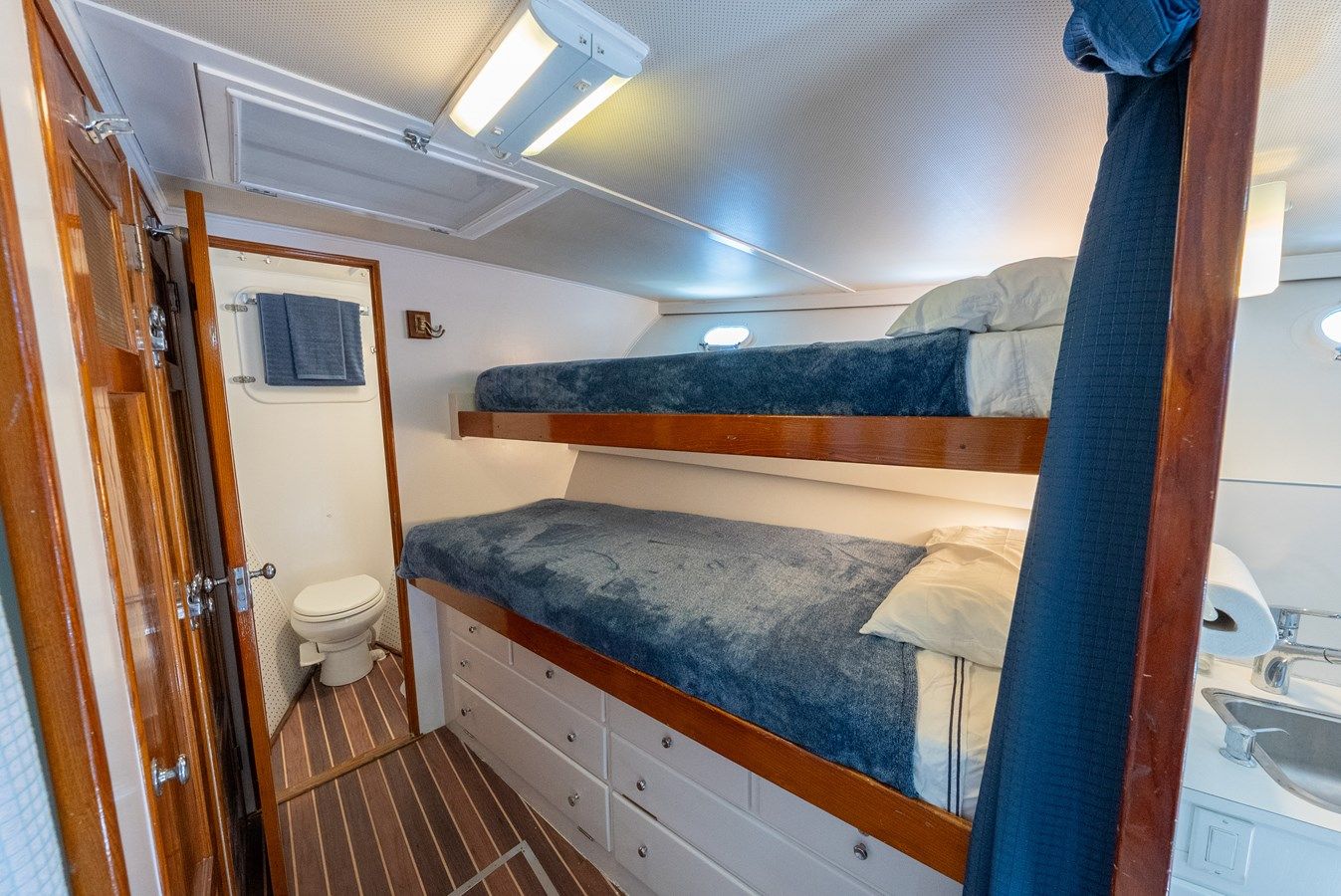 the best price on ABSOLUTE Houseboat
