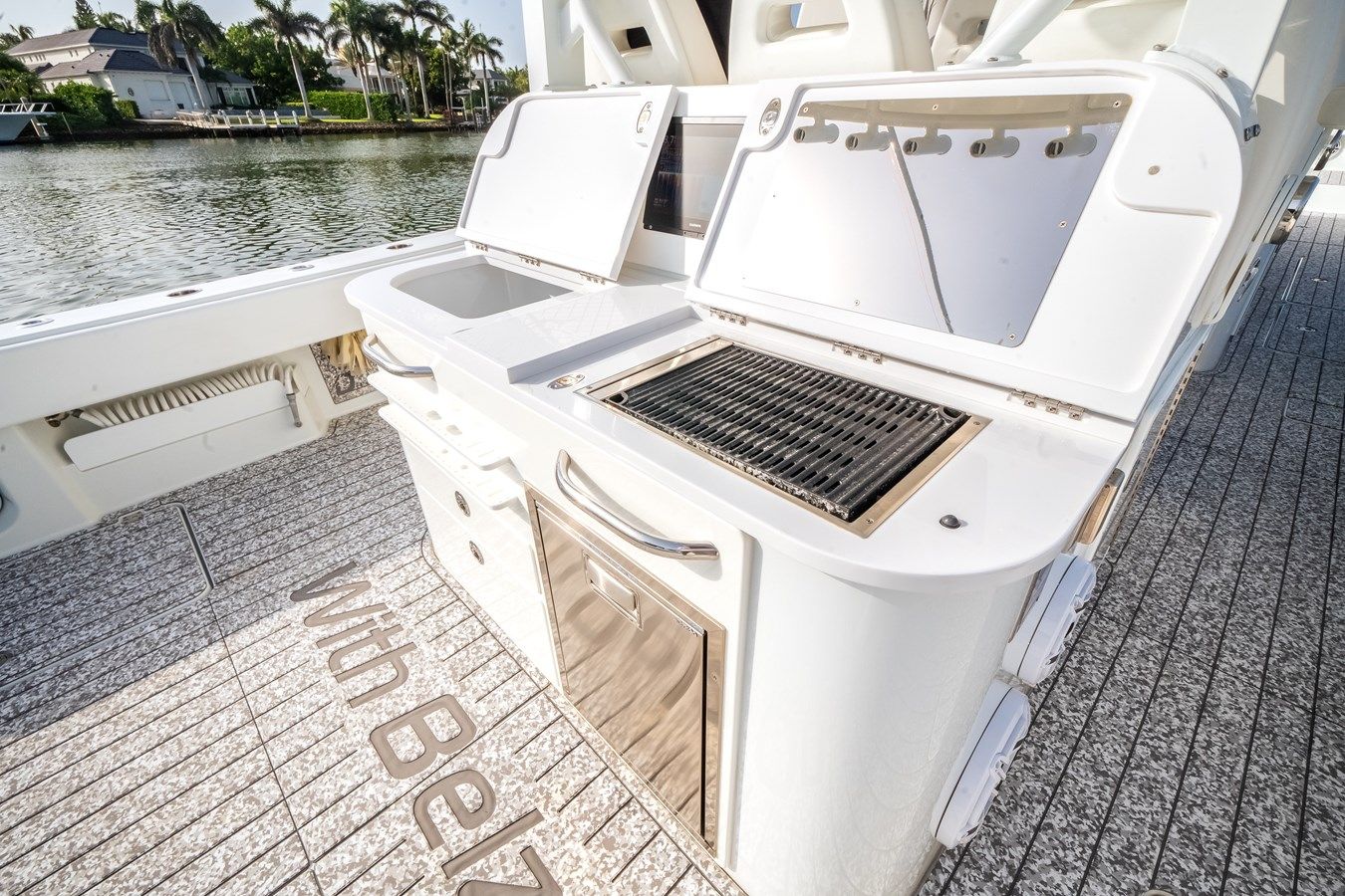 Buy a yacht With Belz On - Freeman Boatworks