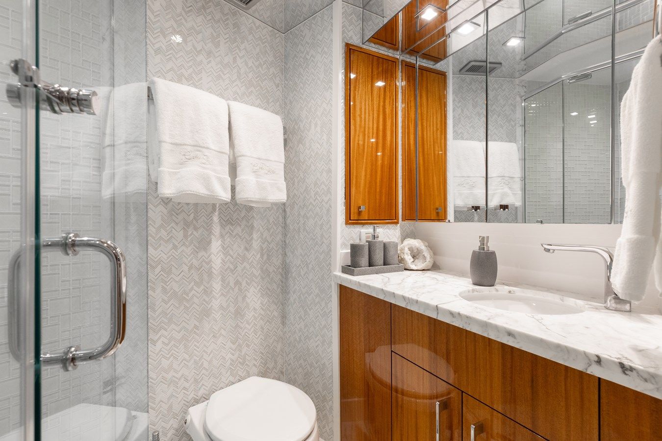 Купить яхту Ritz Sea - Hatteras в Shestakov Yacht Sales