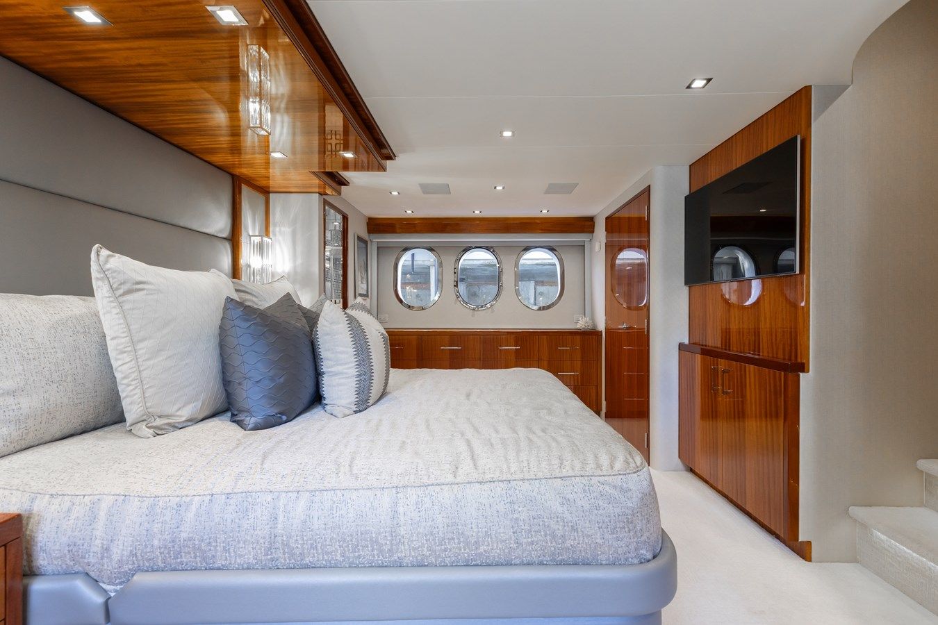 Купить яхту Ritz Sea - Hatteras в Shestakov Yacht Sales