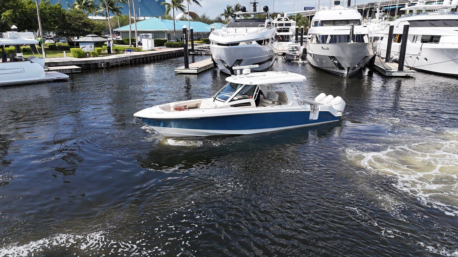 Продажа яхты 35 ft 2020 Boston Whaler 350 Realm, Yacht Kings - Boston Whaler