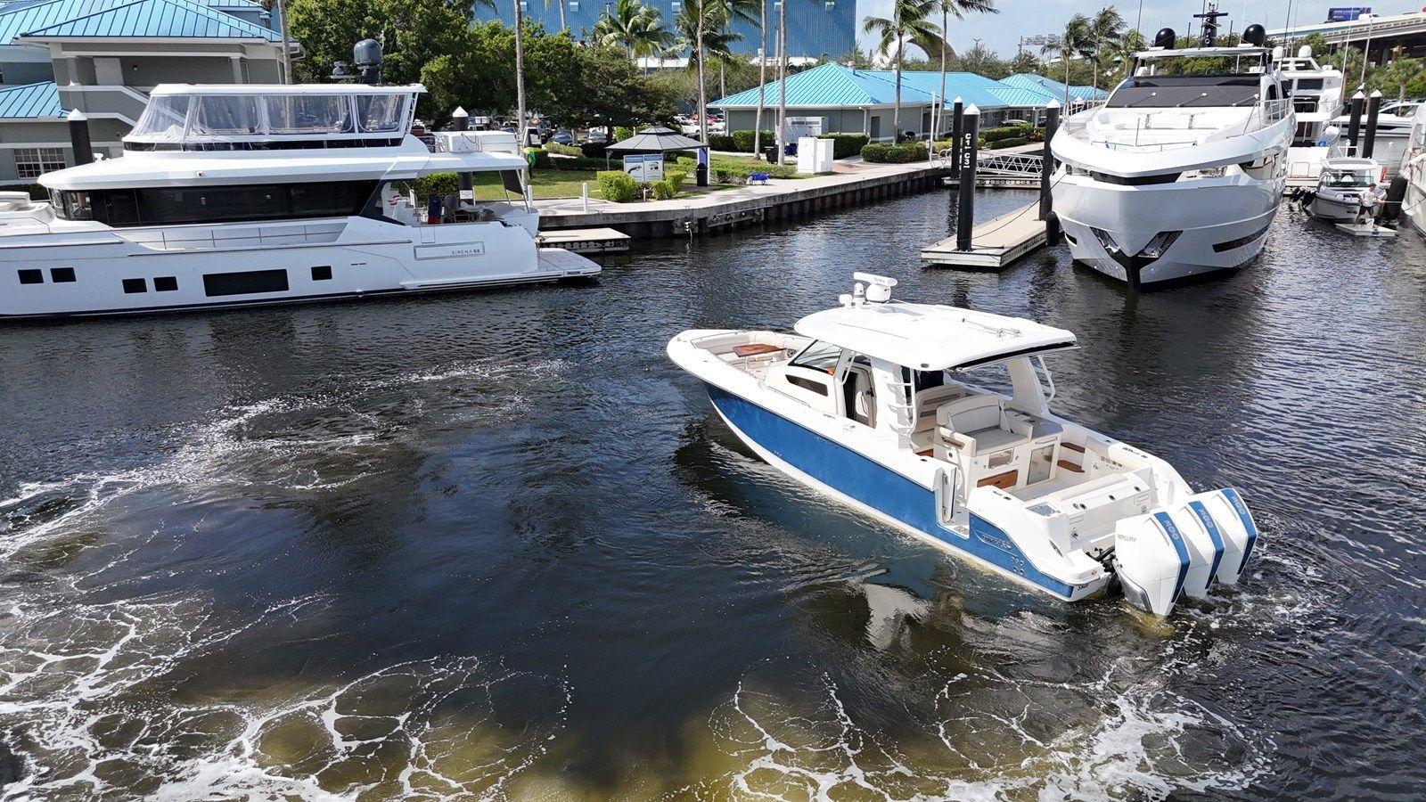 Купить яхту 35 ft 2020 Boston Whaler 350 Realm, Yacht Kings 2020 в Shestakov Yacht Sales