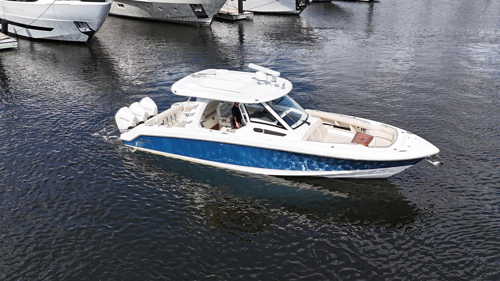 Продажа яхты 35 ft 2020 Boston Whaler 350 Realm, Yacht Kings - Boston Whaler
